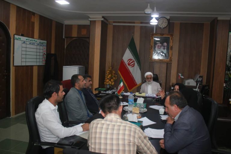 جلسه رسیدگی به مشکلات تولیدکنندگان پوشاک مدارس مسجدسلیمان با حضور سرپرست فرمانداری