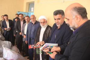 توزیع لوازم التحریر اهدایی ستاد اجرایی فرمان حضرت امام(ره) در شهرستان مسجدسلیمان