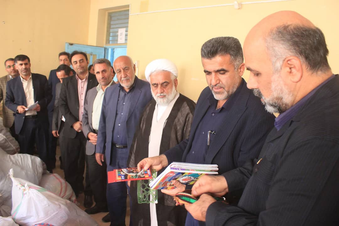 توزیع لوازم التحریر اهدایی ستاد اجرایی فرمان حضرت امام(ره) در شهرستان مسجدسلیمان