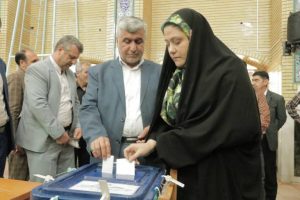 دکتر علیرضا ورناصری با حضور در مسجد جامع نمره یک رأی خود را به صندوق انداخت