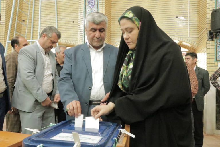 دکتر علیرضا ورناصری با حضور در مسجد جامع نمره یک رأی خود را به صندوق انداخت