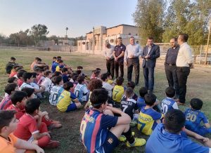 حضور فرماندار مسجدسلیمان در روند اجرایی ساخت اولین زمین فوتبال ساحلی دو منظوره شهرستان