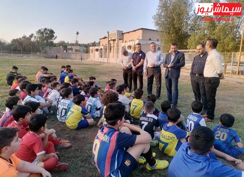 حضور فرماندار مسجدسلیمان در روند اجرایی ساخت اولین زمین فوتبال ساحلی دو منظوره شهرستان