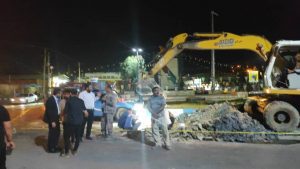 حضور شبانه فرماندار مسجدسلیمان در عملیات رفع شکستگی لوله اصلی در میدان نفتون شهرستان