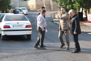 بازدید شهردار مسجدسلیمان و رئیس کمیسیون عمران شورای شهر از روند آسفالت معابر محله باغ چشمه علی