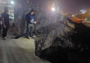 بازدید شبانه شهردار مسجدسلیمان از منطقه نفتک به منظور بررسی احداث پل ارتباطی سواره رو و دیوار حائل