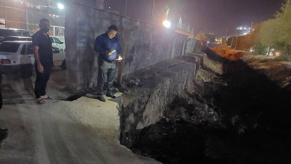 بازدید شبانه شهردار مسجدسلیمان از منطقه نفتک به منظور بررسی احداث پل ارتباطی سواره رو و دیوار حائل