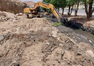 اجرای عملیات لایروبی کانال‌های روباز منطقه ریل‌وی جنب قبرستان چهاربیشه