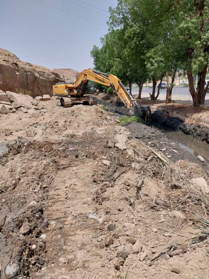 اجرای عملیات لایروبی کانال‌های روباز منطقه ریل‌وی جنب قبرستان چهاربیشه