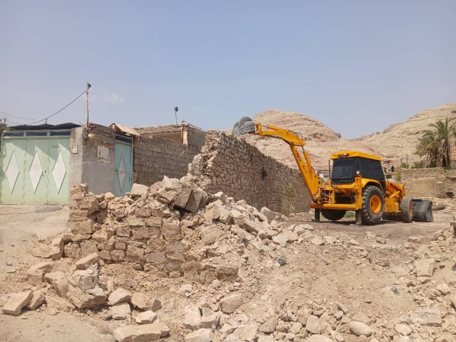 اجرای عملیات تعریض جاده شیخ مندنی با تخریب دیوار توسط شهرداری مسجدسلیمان