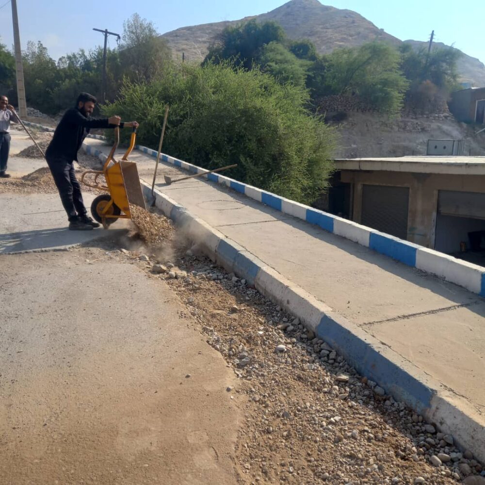 زیرسازی نوار حفاری مسیرهای شیخ مندنی و نفتک انجام شد