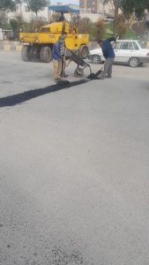 عملیات لکه گیری روکش آسفالت منطقه هشت بنگله در محور اصلی انجام گردید