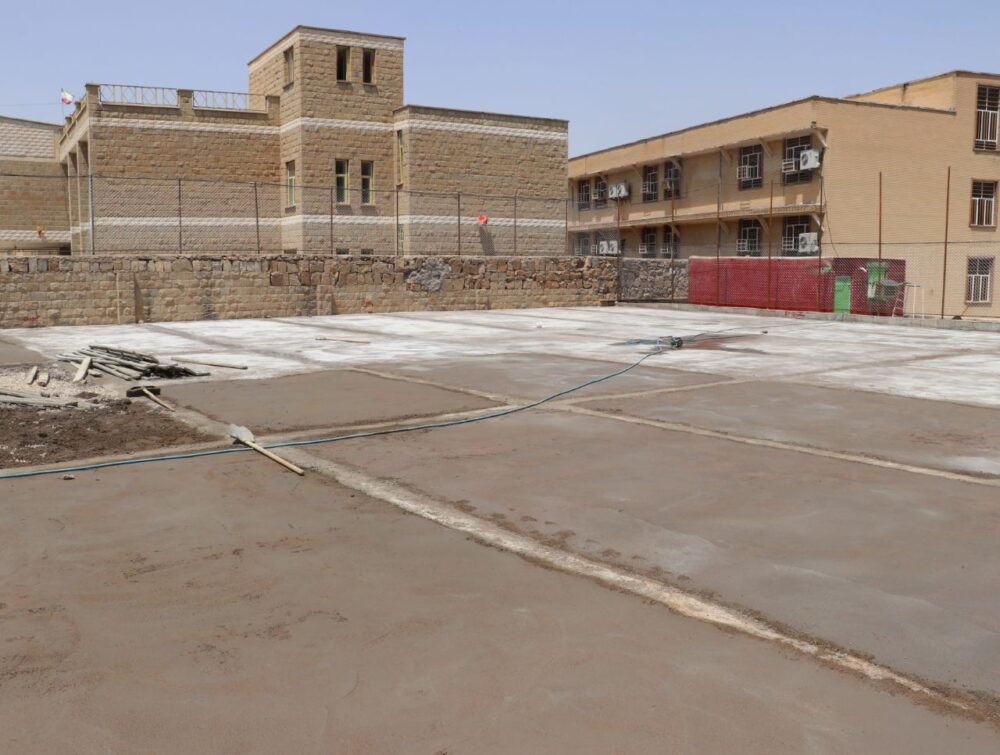 احداث زمین چمن مصنوعی در بازار چشمه علی آغاز شد