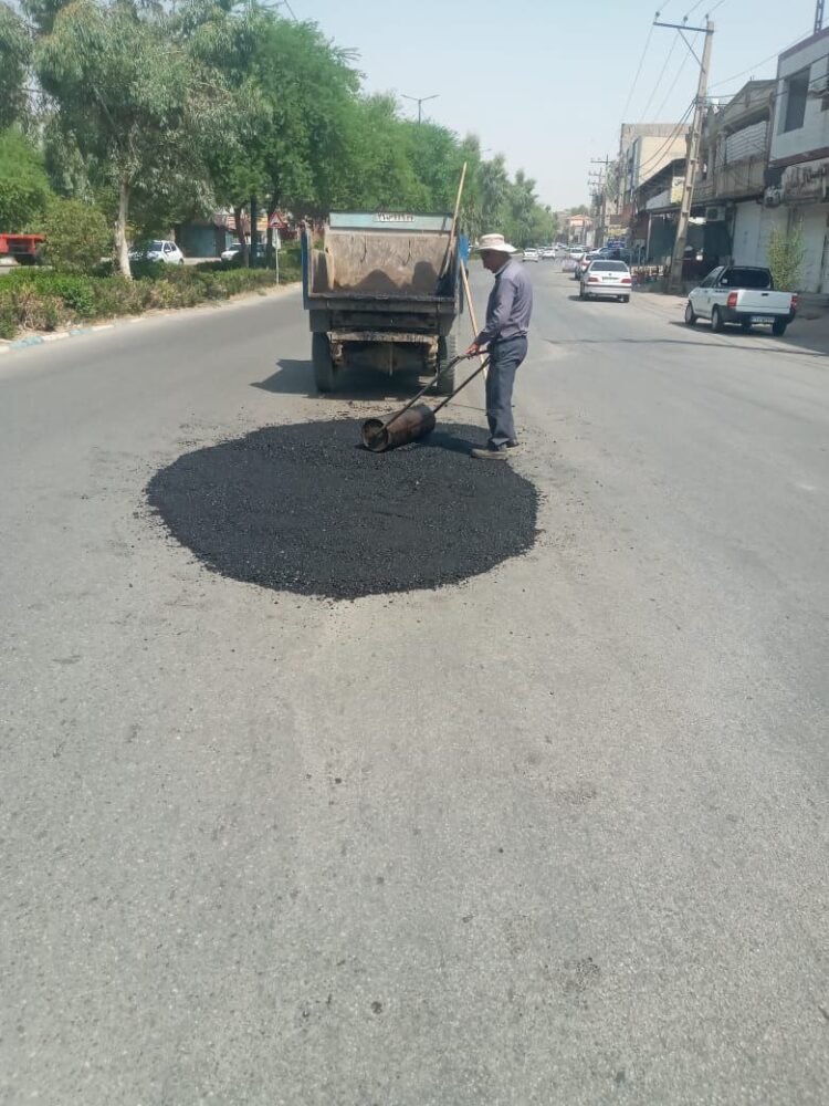 عملیات لکه‌گیری معابر اصلی سطح شهر مسجدسلیمان آغاز شد