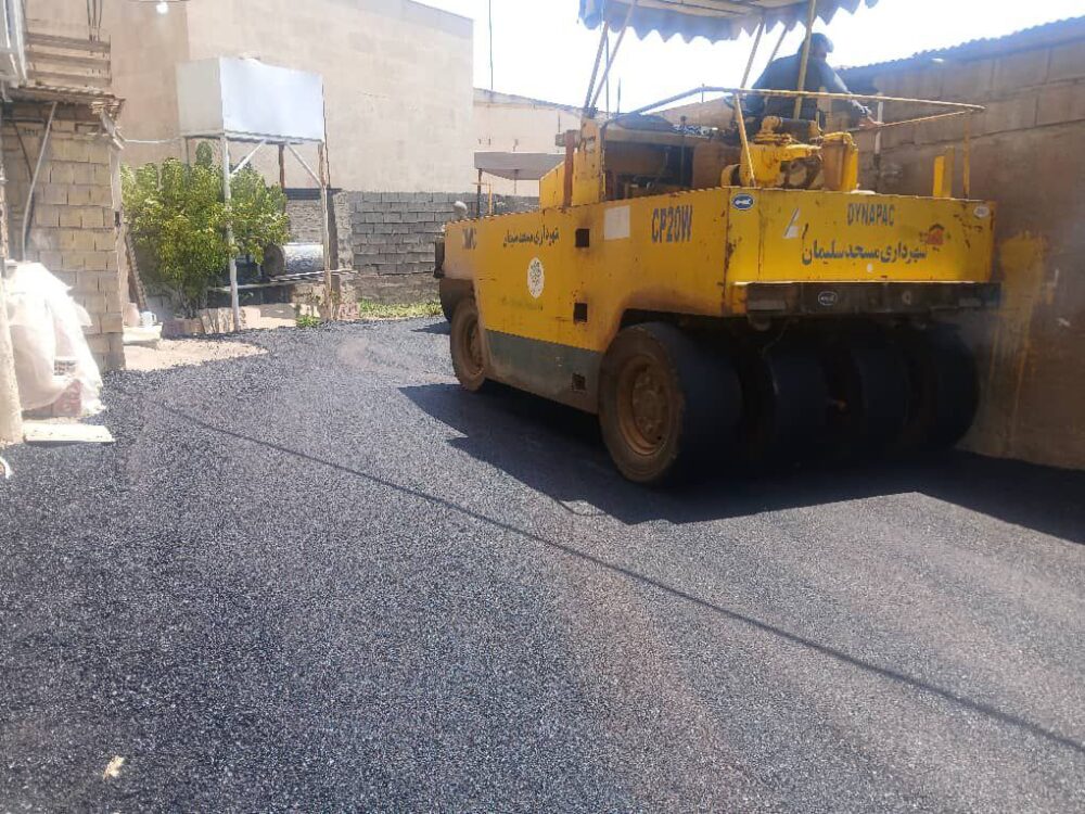 آسفالت ورودی مدرسه امام علی و مسیر مسجد راکی‌ها در جریان است