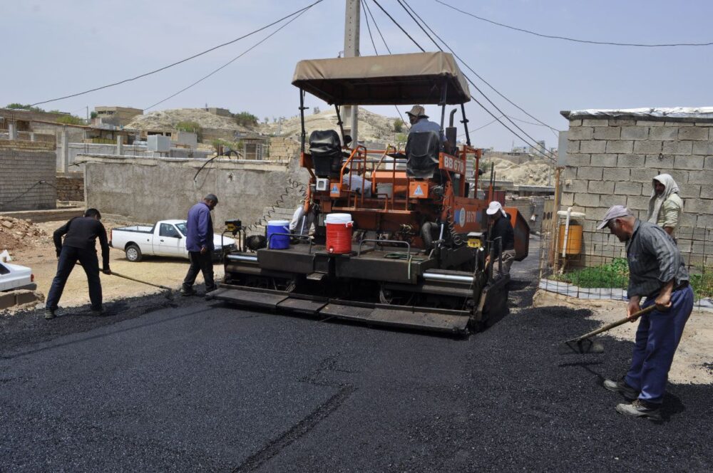 عملیات آسفالت کوی شهدا منطقه نمره هشت آغاز شد