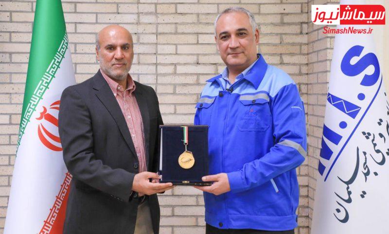 اهدای مدال طلای جهانی شنا توسط قهرمان این رشته به مدیرعامل شرکت صنایع پتروشیمی مسجدسلیمان