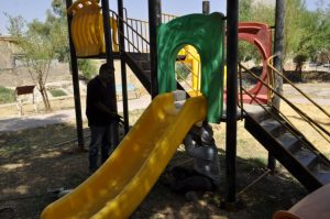 تجهیز بوستان منطقه نمره هشت به وسایل بازی کودکان توسط شهرداری مسجدسلیمان