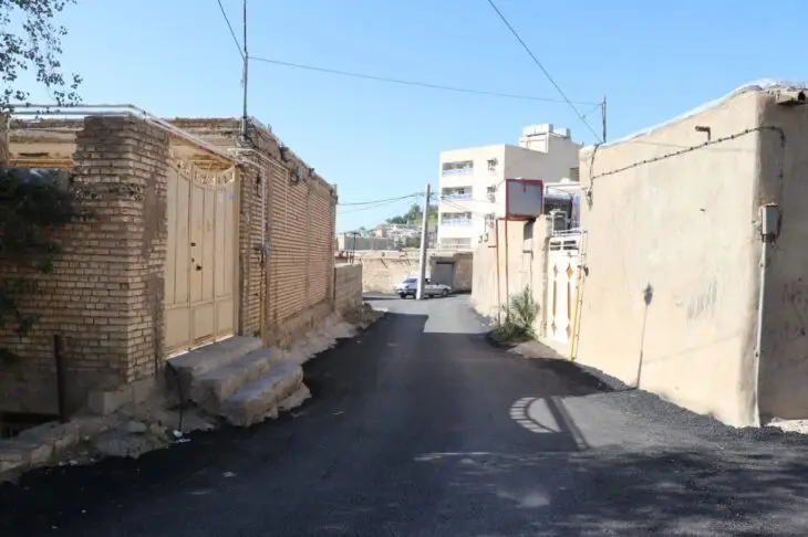 عملیات زیرسازی و روکش آسفالت محله دره گلگیری ها در حال انجام است